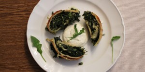 Beitragsbild des Blogbeitrags Spinatfetastrudel mit Sauerrahmdip