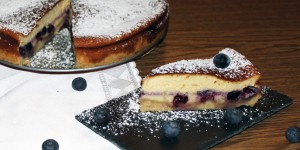 Beitragsbild des Blogbeitrags Topfenkuchen mit Heidelbeeren