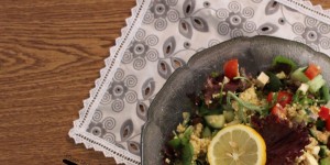 Beitragsbild des Blogbeitrags Hirsesalat mit Feta, Tomate und Gurke