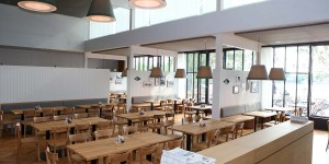 Beitragsbild des Blogbeitrags JUST OPENED: Das legendäre Strandcafé an der Alten Donau entfacht wieder das Grillfeuer