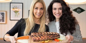 Beitragsbild des Blogbeitrags Ripperl-Wettessen & Charity im Strandcafé an der Alten Donau