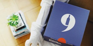Beitragsbild des Blogbeitrags Horch mal wer da klingelt: Das 9 Weine KulinariumPaket kommt & harmoniert genau zu euren Speisen