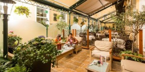 Beitragsbild des Blogbeitrags Ein Hofgarten wie aus dem Bilderbuch: Das Hotel & Restaurant Stefanie lädt zur Openair-Saison