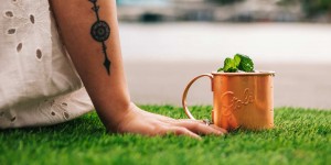 Beitragsbild des Blogbeitrags Copa Beach feat. Mule-Mug: Die Stoli Mule-Bar rockt den Sommer in Wien 