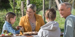 Beitragsbild des Blogbeitrags Wandern & Trauben: Ein Weinviertler Ausflugstraum samt Heurigenjause für die ganze Familie