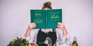 Beitragsbild des Blogbeitrags [GEWINNSPIEL] Das neue Original Sacher Kochbuch – ein Must-have für zu Hause 