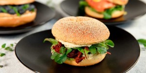 Beitragsbild des Blogbeitrags Bowls, Bagels, Porridge & Co: Das neue PLAIN im Servitenviertel ist offen für alle Ernährungsbewusste