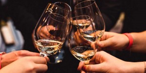 Beitragsbild des Blogbeitrags Neues Dienstag-Clubbing „5 Uhr Tee um 10“: Platzhirsch meets Wine Affairs
