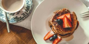 Beitragsbild des Blogbeitrags Pancakes mit Blaubeeren – die fluffigen Glücklichmacher 