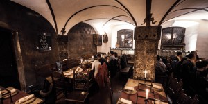 Beitragsbild des Blogbeitrags Erhebet die Becher – ein Hoch auf die Ritterkuchl zu Hall in Tirol!