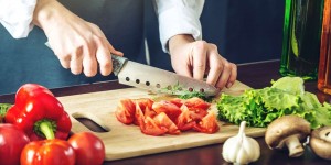 Beitragsbild des Blogbeitrags Charity-Kochkurs mit hohem Gesundheitsfaktor: Steffen Kohlmann und Martin Polt kochen für die St. Anna Kinderkrebsforschung