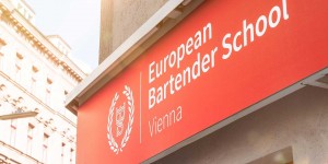 Beitragsbild des Blogbeitrags Perfekt geschult hinter den Tresen: Die erste European Bartender School Vienna hat geöffnet 