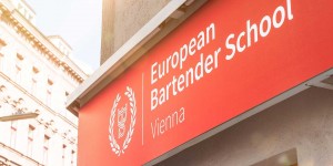 Beitragsbild des Blogbeitrags Perfekt geschult hinter den Tresen: Die erste European Bartender School Vienna hat geöffnet