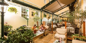 Beitragsbild des Blogbeitrags Ab in den Hofgarten: Im Hotel & Restaurant Stefanie findet ihr euer urbanes Gartenglück