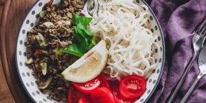 Beitragsbild des Blogbeitrags Reisnudeln mit Hackfleisch, Tomaten & Koriander