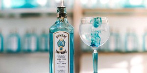 Beitragsbild des Blogbeitrags Tel Aviv Beach: Kunst an der Mauer und Bombay Sapphire Gin im Glas am Wiener Donaukanal