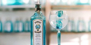 Beitragsbild des Blogbeitrags Tel Aviv Beach: Kunst an der Mauer und Bombay Sapphire Gin im Glas am Wiener Donaukanal 