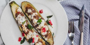 Beitragsbild des Blogbeitrags Leicht & mit Sommerfeeling: Rezept für gefüllte Zucchini