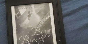 Beitragsbild des Blogbeitrags [Rezension] Jennifer Alice Jager - Being Beastly 