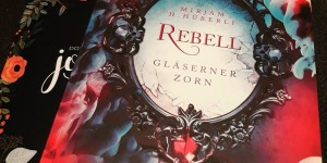 Beitragsbild des Blogbeitrags [Rezension] Mirjam H. Hüberli - Rebell / Gläserner Zorn (1) 