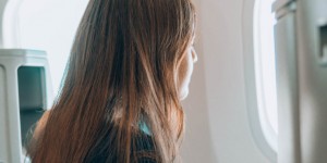 Beitragsbild des Blogbeitrags Fliegen und bloggen: als Flugbegleiter oder Pilot auf Social Media posten
