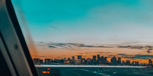 Beitragsbild des Blogbeitrags Schlafen im Flugzeug: 10 Tipps einer Flugbegleiterin + gratis Packliste