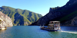 Beitragsbild des Blogbeitrags Koman Stausee – Mit dem Wohnmobil ins Fjord