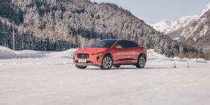 Beitragsbild des Blogbeitrags THE JAGUAR WINTER DRIVING ISSUE 