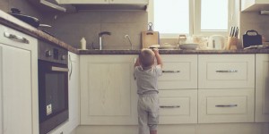Beitragsbild des Blogbeitrags IKEA-Küche DUKTIG: Die coolsten Hacks! – Stimm ab! 