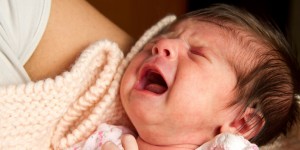 Beitragsbild des Blogbeitrags Warum weint mein Baby, wenn es in seinem Bettchen liegt? 