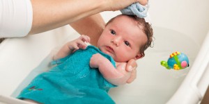 Beitragsbild des Blogbeitrags Baby baden: Mit diesen Tipps klappt das erste Bad