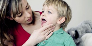 Beitragsbild des Blogbeitrags Halsschmerzen: Die besten Hausmittel für Kinder