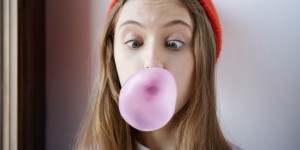 Beitragsbild des Blogbeitrags Kaugummi aus Haaren entfernen