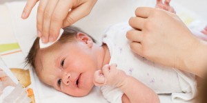 Beitragsbild des Blogbeitrags Milchschorf, Kopfgneis, Neurodermitis – Die besten Hausmittel für Kinder
