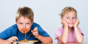 Beitragsbild des Blogbeitrags Tischmanieren: Mit dem Essen spielt man nicht