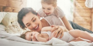 Beitragsbild des Blogbeitrags 5 Tipps, damit dein Kind bei Hitze gut schlafen kann