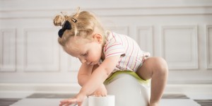 Beitragsbild des Blogbeitrags Endlich windelfrei: Vom „Töpfchentraining“ und warum es nicht hilft