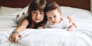 Beitragsbild des Blogbeitrags 10 Dinge, die Kinder vor der Geburt eines Geschwisterchens wissen sollten 