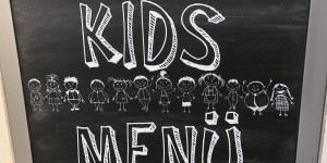 Beitragsbild des Blogbeitrags Essen gehen mit der Familie: Family and Friends Restaurant in Wien 