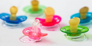 Beitragsbild des Blogbeitrags Was ist der Unterschied zwischen Silikon- bzw. Latex-Schnullern?