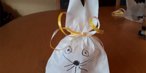 Beitragsbild des Blogbeitrags Basteln mit Kindern: Ostern – Das Ostersackerl