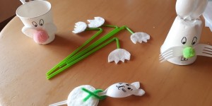 Beitragsbild des Blogbeitrags Osterhasen und Frühlingsblumen mit Kindern basteln 