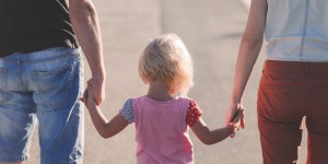 Beitragsbild des Blogbeitrags Mama vs. Papa: Kindererzeihung, Süßes und Co. 