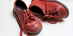 Beitragsbild des Blogbeitrags Kinderschuhe: Kauftipps für Eltern