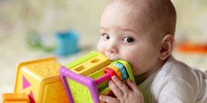 Beitragsbild des Blogbeitrags Vom Mythos, dass Holzspielzeug immer besser ist als Plastikspielzeug