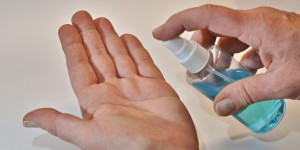 Beitragsbild des Blogbeitrags Wie stelle ich mein eigenes Desinfektionsmittel her?