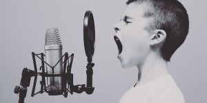 Beitragsbild des Blogbeitrags Kind, 4 Jahre, redet ständig dazwischen