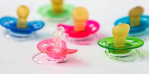 Beitragsbild des Blogbeitrags Schnullerentwöhnung – einen wichtigen Begleiter verabschieden. Nur wie?