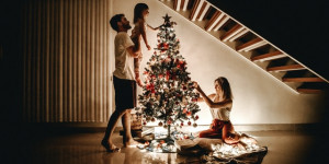 Beitragsbild des Blogbeitrags Kreative Weihnachtskarten: Mit diesen Tipps setzt du dich und deine Familie in Szene 
