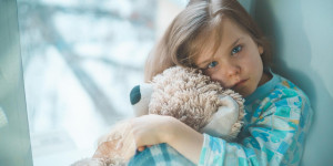 Beitragsbild des Blogbeitrags „Mama, ich hab‘ Bauchschmerzen“: Die häufigsten Ursachen & Methoden für eine rasche Linderung